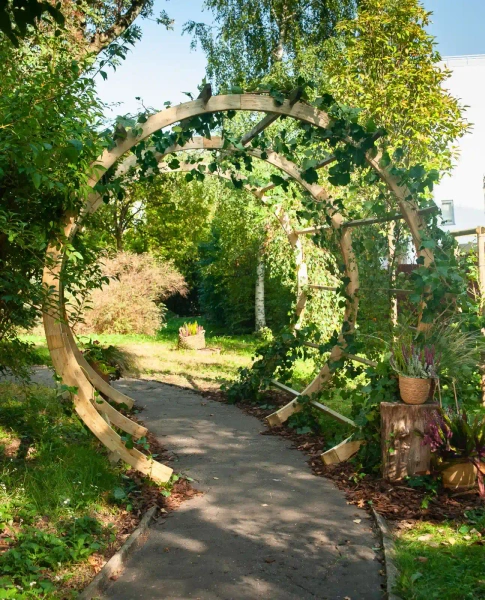 Pergola mit dreifachem Bogentor