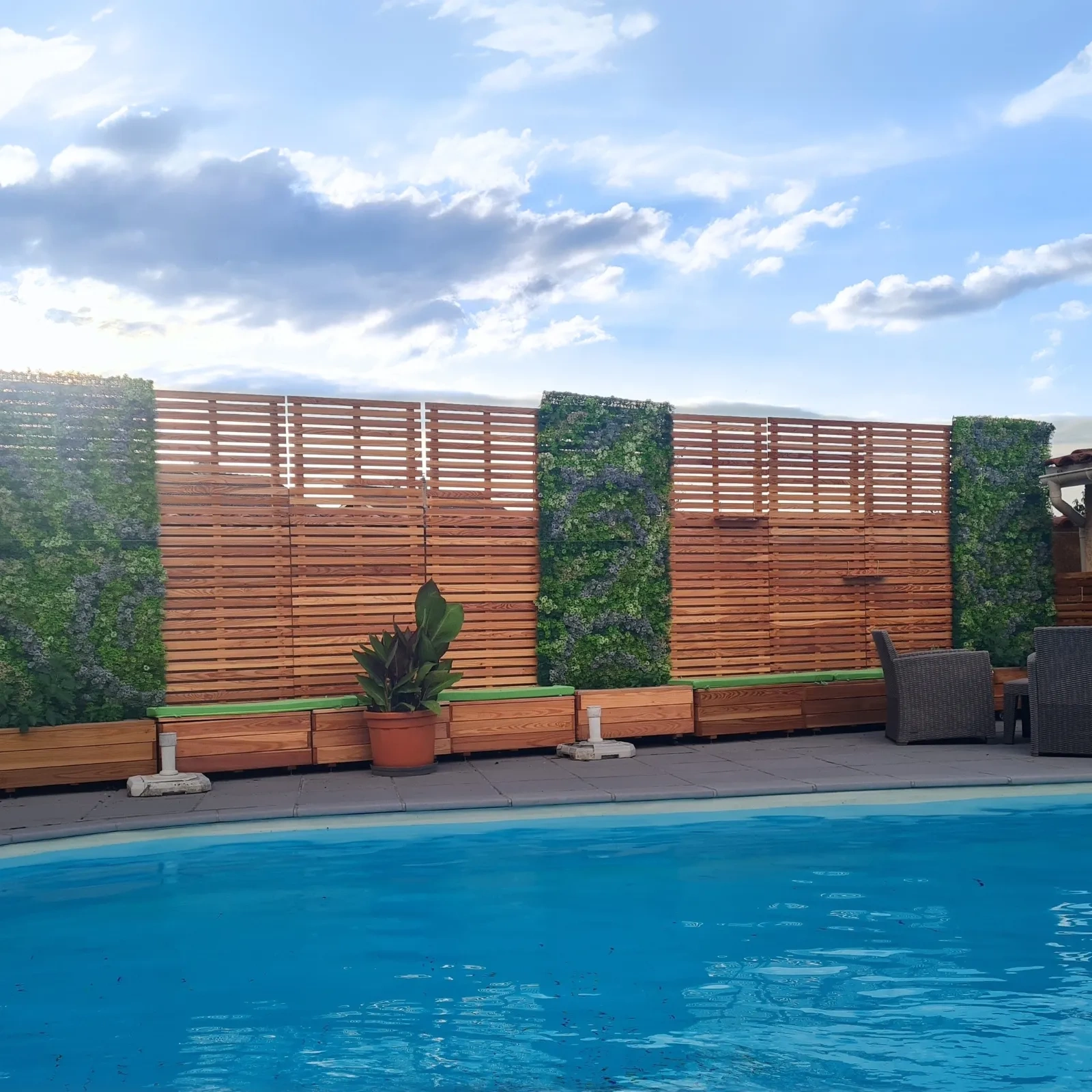 Jardinera con Panel Larix de Alerce