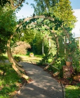 Pergola mit dreifachem Bogentor