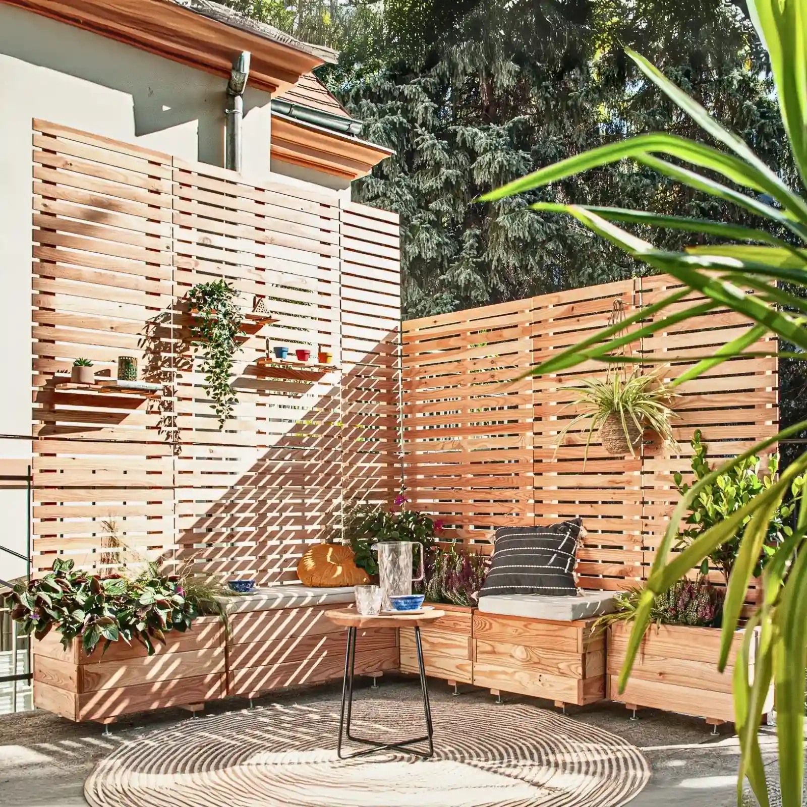 Jardinière avec panneau occultant en mélèze